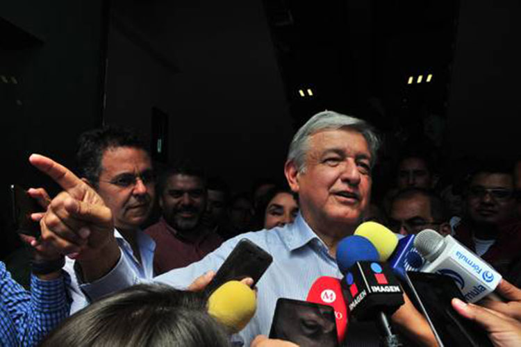 AMLO presenta registro ante INE como candidato presidencial