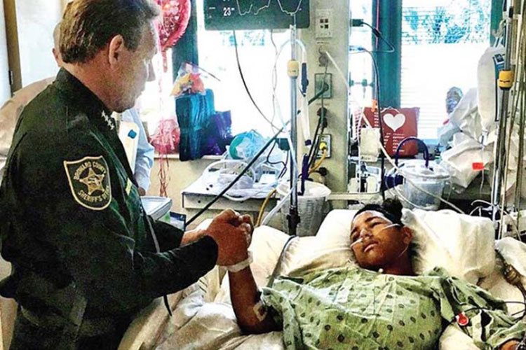 El héroe del tiroteo en Parkland demandará