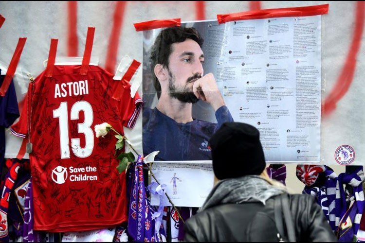 Miles de personas dan último adiós a Davide Astori
