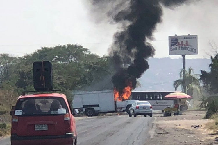 Bloquean carretera con vehículos incendiados en Michoacán