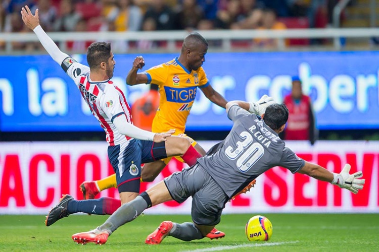 Chivas y Tigres sacan chispas y un punto