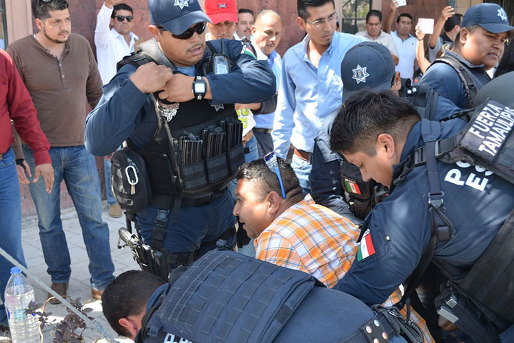 ‘Operan’ manifestación con fuerza pública en Salud