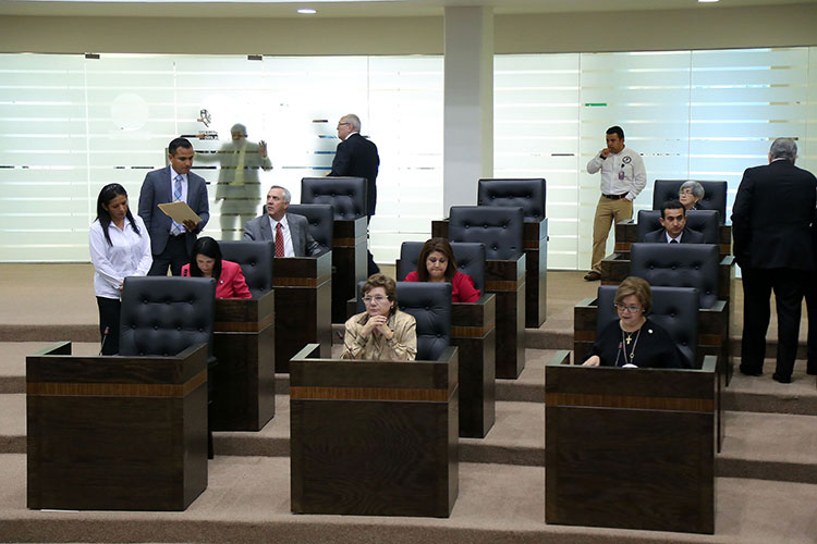 “No somos iguales”, Cabeza de Vaca a interino de NL