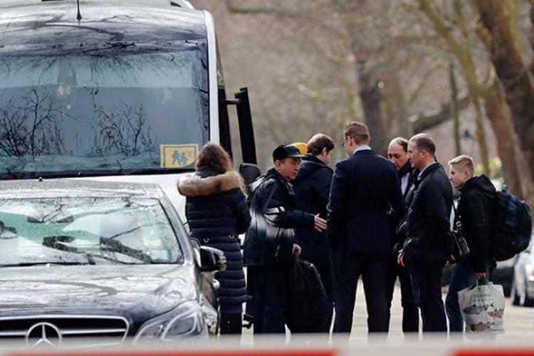 Diplomáticos rusos abandonan Reino Unido tras ataque a exespía