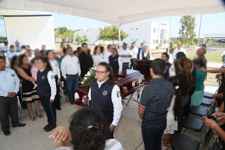 “No somos iguales”, Cabeza de Vaca a interino de NL