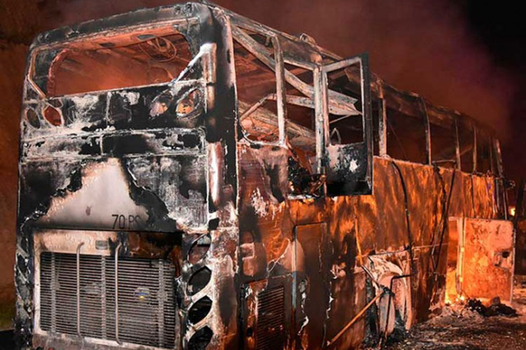 Mueren 20 migrantes al incendiarse autobús en Tailandia