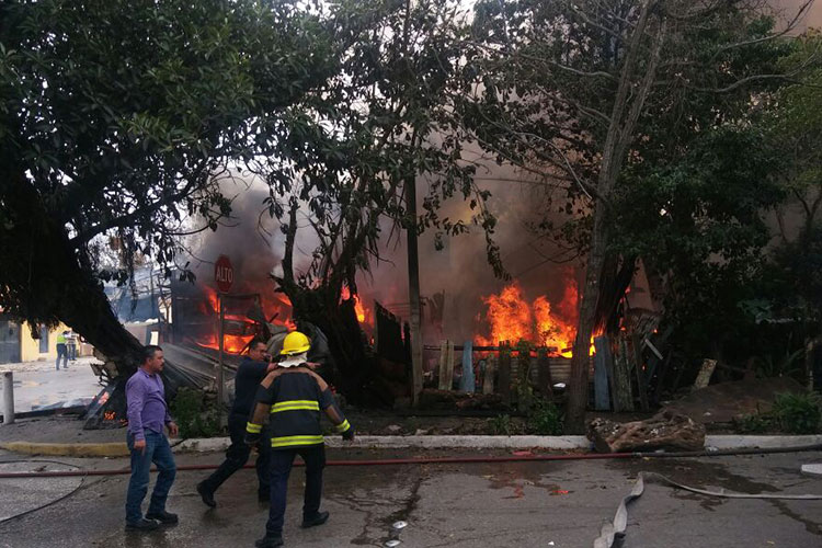Se desconocen aún las causas del incendio en viviendas de Madero