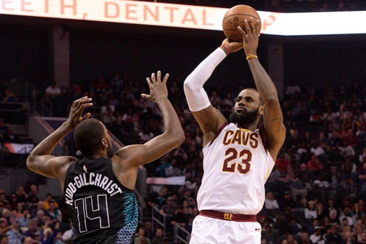 LeBron James empata récord de Michael Jordan