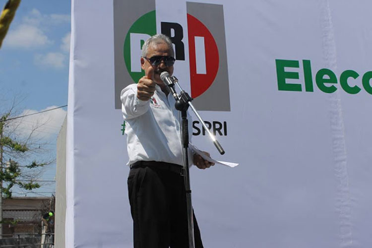Maestro de ceremonia del PRI incita a militantes agredir a reportero