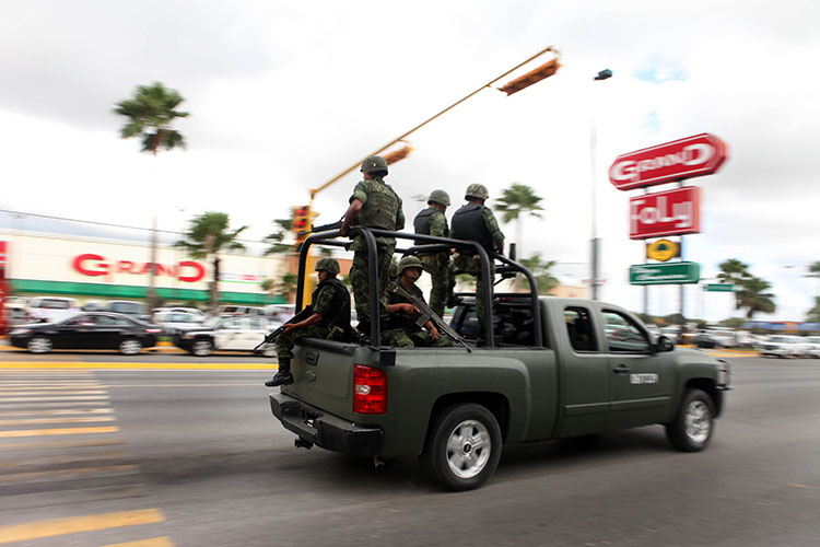 ‘Operan’ manifestación con fuerza pública en Salud