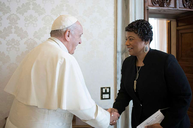 Hija de Martin Luther King visita al papa Francisco