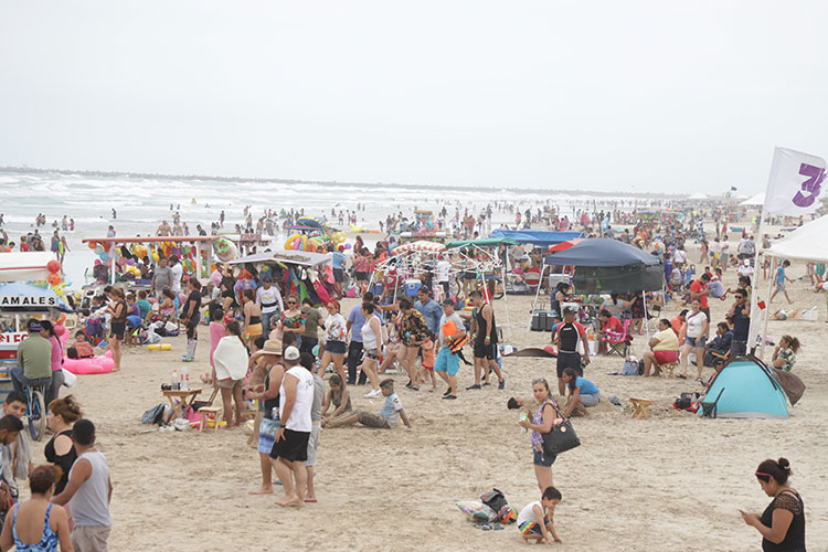 Se abarrotan las playas en Tamaulipas