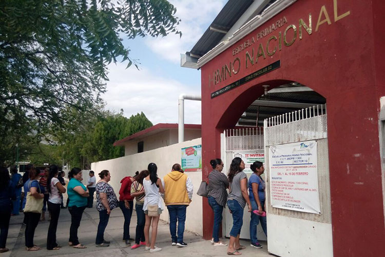 Padres se manifiestan en Primaria Himno Nacional