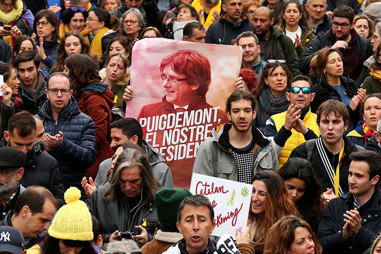Enfurecen los separatistas; catalanes defienden a su líder