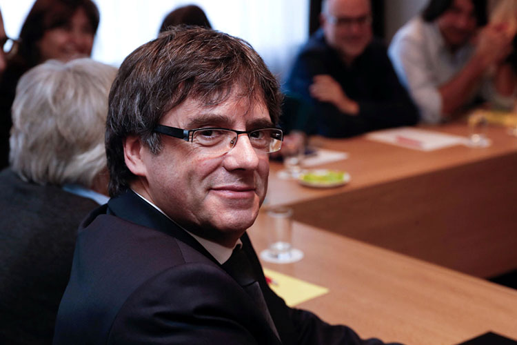 Parlamento catalán reconoce simbólicamente a Puigdemont como presidente