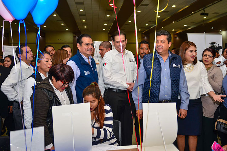 Inauguran gobernador y alcalde ‘Feria del Empleo para la Mujer’
