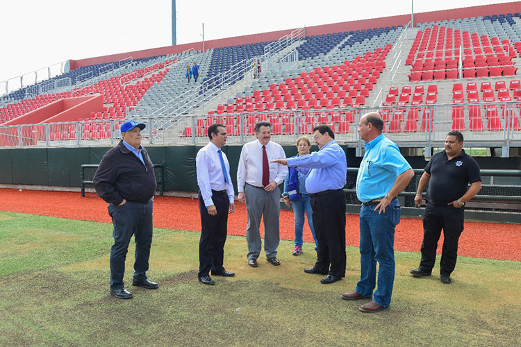 Supervisan alcaldes de ambos Laredos estadio de beisbol