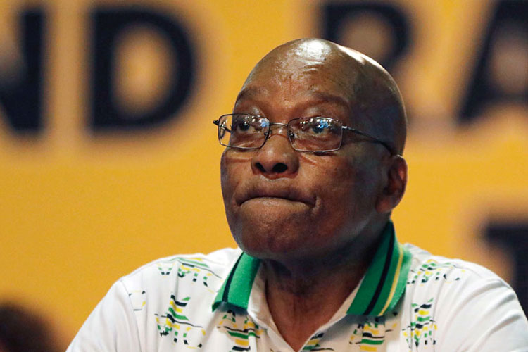 Acusan a expresidente sudafricano de corrupción