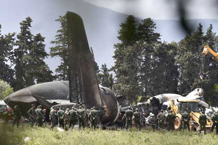 Se estrella un avión militar argelino; 257 muertos