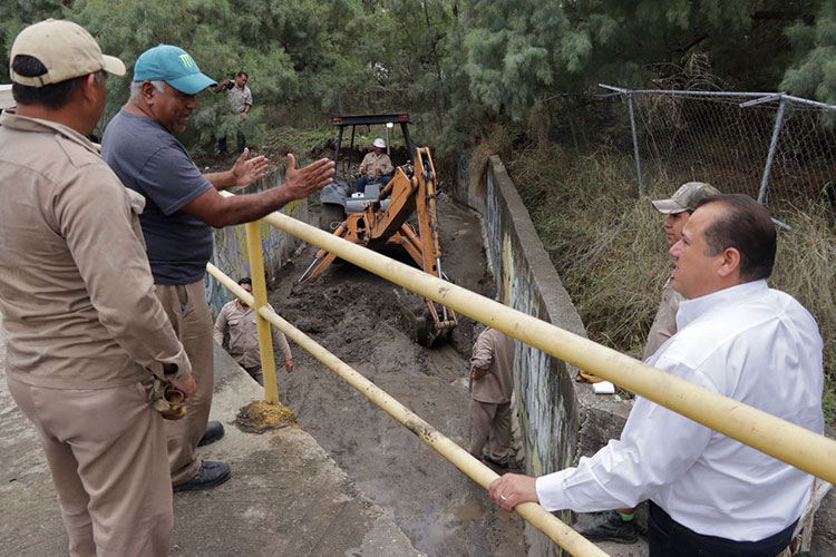 Limpian drenes ante nuevas lluvias