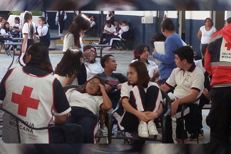 Alumnos de prepa se intoxican con fuerte olor en Salamanca