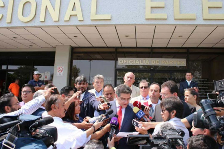 Denuncia Ríos Piter a funcionarios del INE por ‘falsedades’