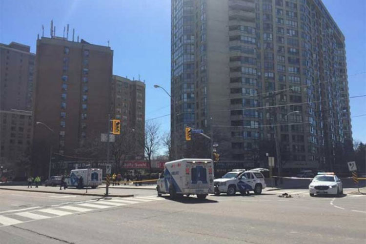 Camioneta arrolla a varias personas en Toronto