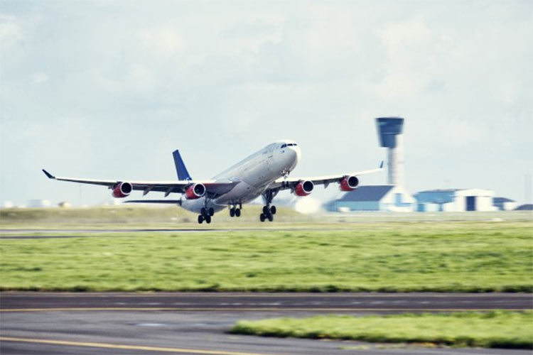 Mitad de vuelos en Europa con retrasos por problema técnico: Eurocontrol