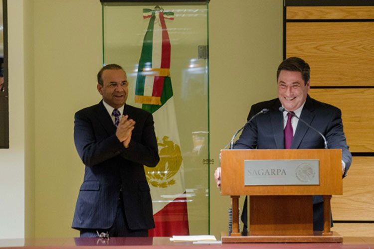 Senadores del PAN exigen destitución de Baltazar Hinojosa