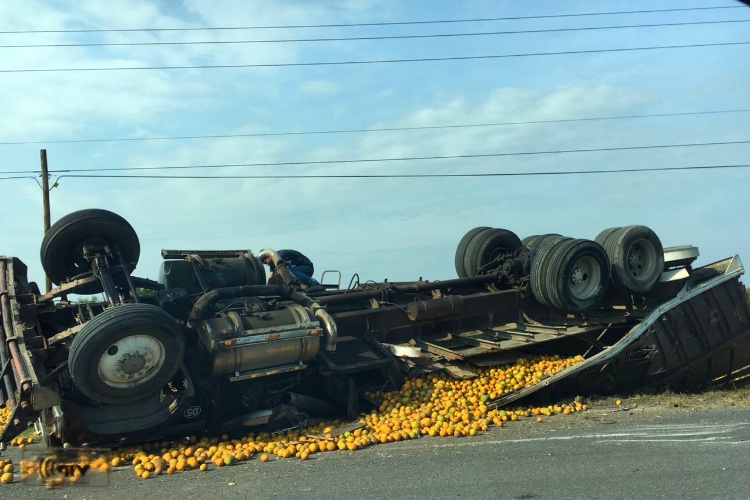 Se vuelca con 20 toneladas de naranja en Hidalgo, Tamaulipas