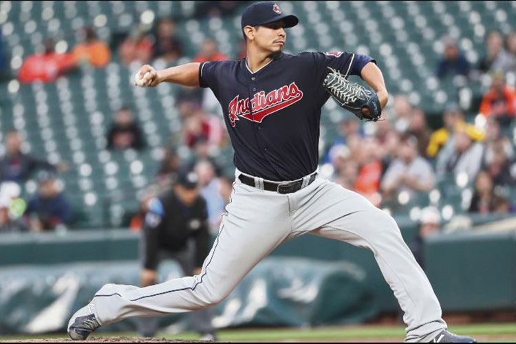 Los Indios ganan en gran duelo de pitcheo