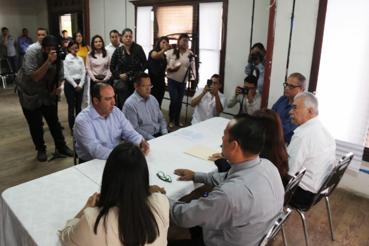 Entregan constancia a Carlos García; El 14 sale a campaña