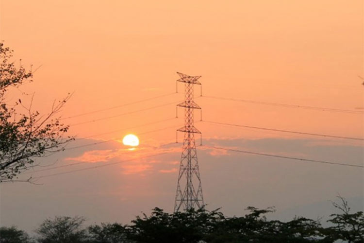 Atentado del ELN deja sin ‘luz’ a 270 mil habitantes en Colombia