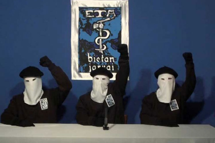 Entrega ETA armas a autoridades francesas