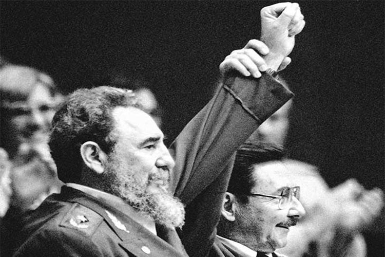 Se van los Castro, sigue la Revolución; Fidel y Raúl