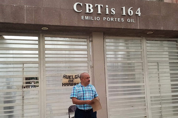 Maestro del CBTIS 164 realiza huelga de hambre