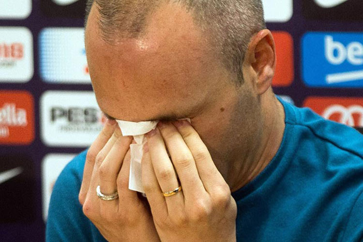 Iniesta dice adiós al Barcelona entre lágrimas y aplausos