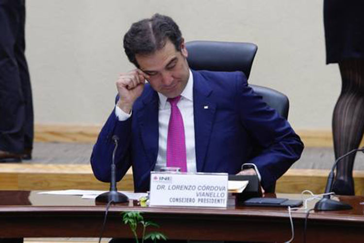 Consejeros acatan el fallo y exhiben a magistrados