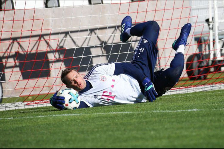 Manuel Neuer regresa a entrenar en la portería