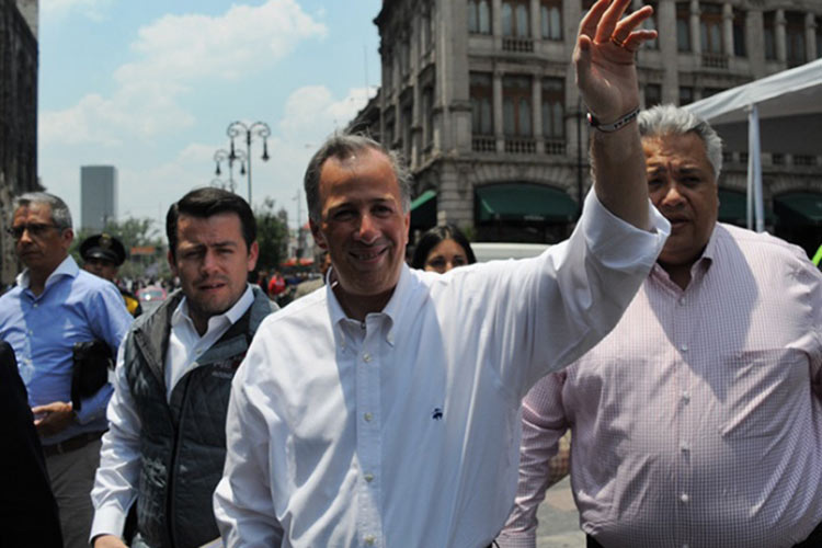 Meade llega al Palacio de Minería