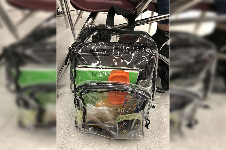 Obligan a usar mochilas transparentes en escuela de matanza en Florida