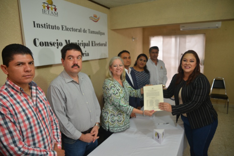 Recibe Nayma Karina constancia de Candidata Independiente