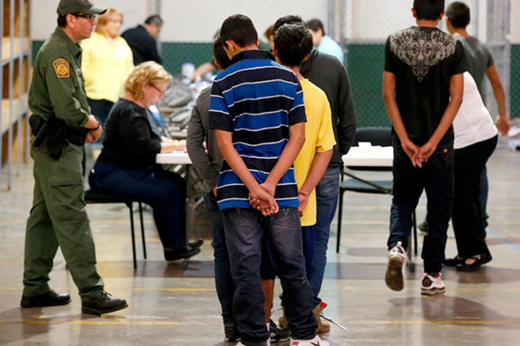 Demoras en EU dejan a niños migrantes con traficantes