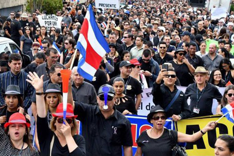 Costa Rica enfrenta huelga masiva contra el paquetazo fiscal