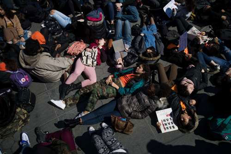 Miles de estudiantes marchan en EU contra las armas