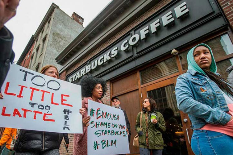 Tunden a Starbucks en EU por incidente racial