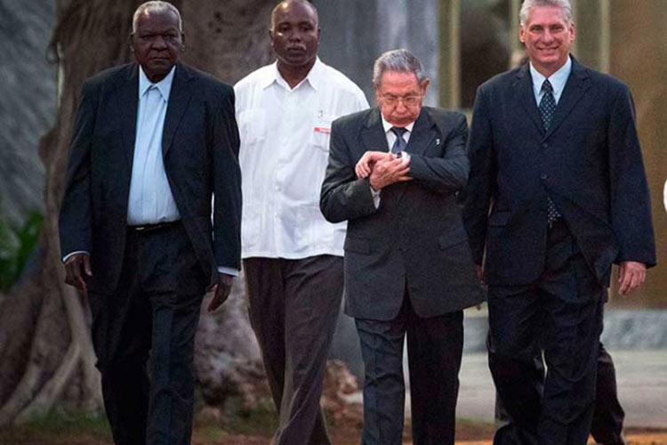 Adelanta Cuba sucesión de Raúl Castro