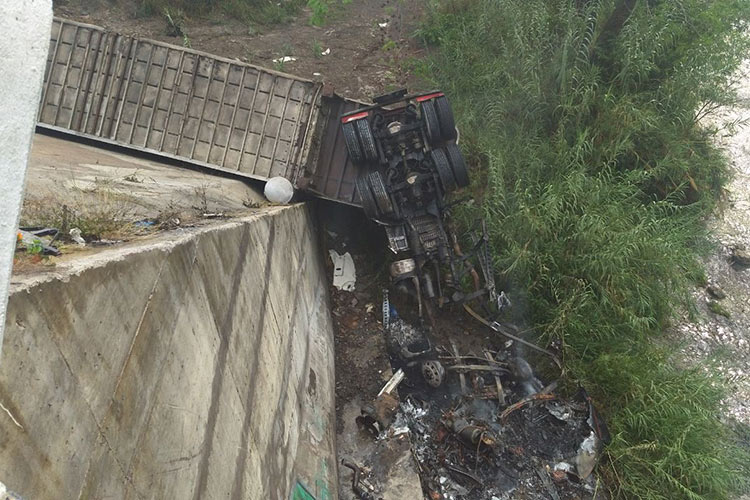Trailer se incendia tras volcarse en El Mante