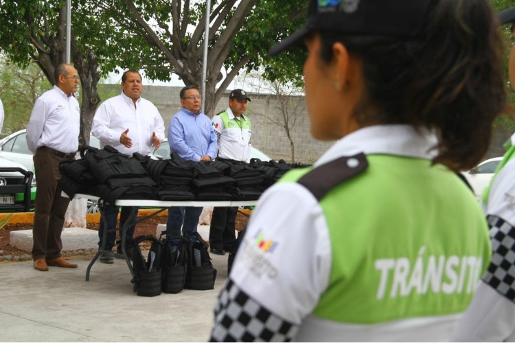 Reciben Tránsitos de Victoria chalecos antibalas