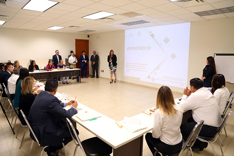 Capacitan a funcionarios para ser evaluadores competentes